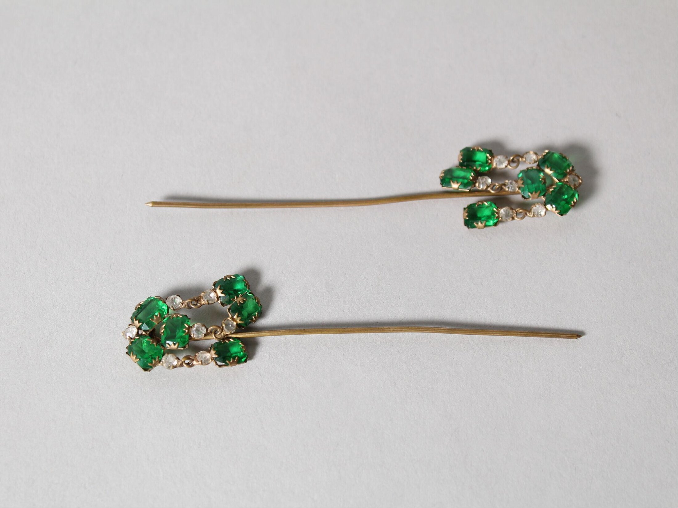 Green Rhinestone Victorian Hat Pin via V&A